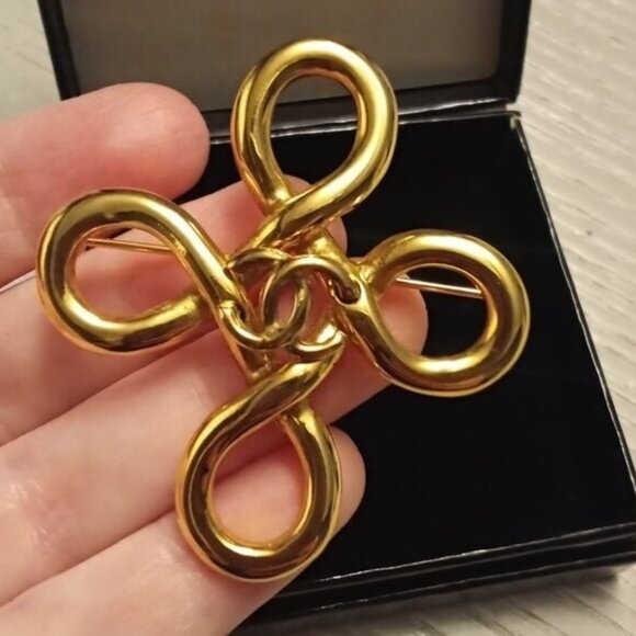 Chanel Vintage Brooch Interlocking CCs cross clover - Picture 11 of 15